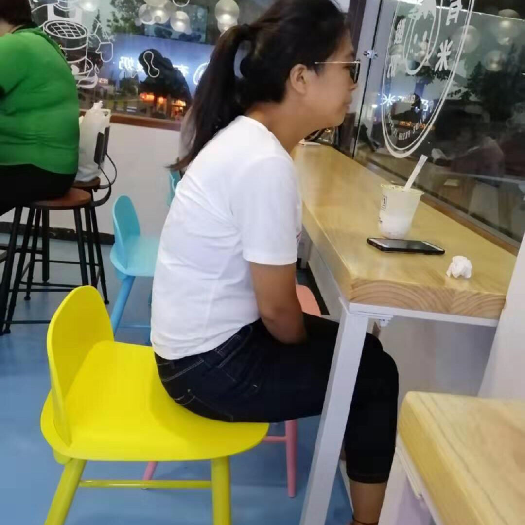 女顾客刚坐下,店里瞬间坐满 女顾客刚坐下,店里瞬间坐满