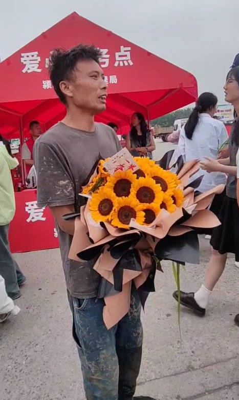 泥水父亲报喜,女儿考出500多分 泥水父亲报喜,女儿考出500多分