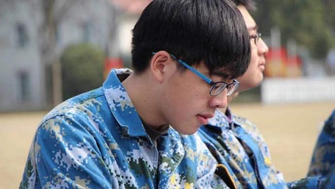 女孩高考查分激动落泪,我能上复旦了 女孩高考查分激动落泪,我能上复旦了