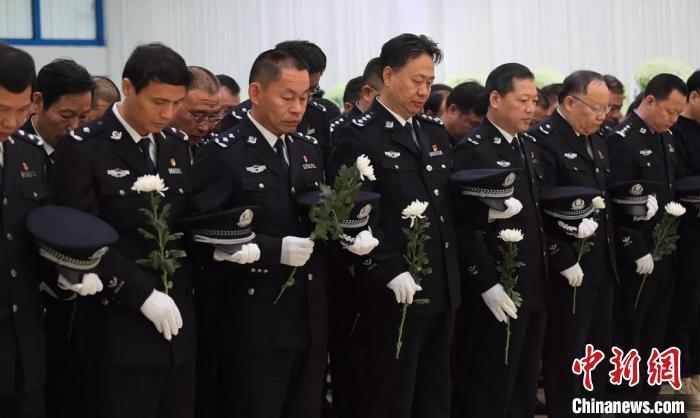 牺牲民警,倒下前还在保护群众 牺牲民警,倒下前还在保护群众