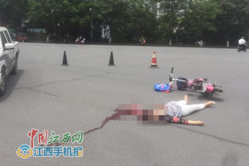 女子驾车与电动两轮车相撞致3死1伤 女子驾车与电动两轮车相撞致3死1伤