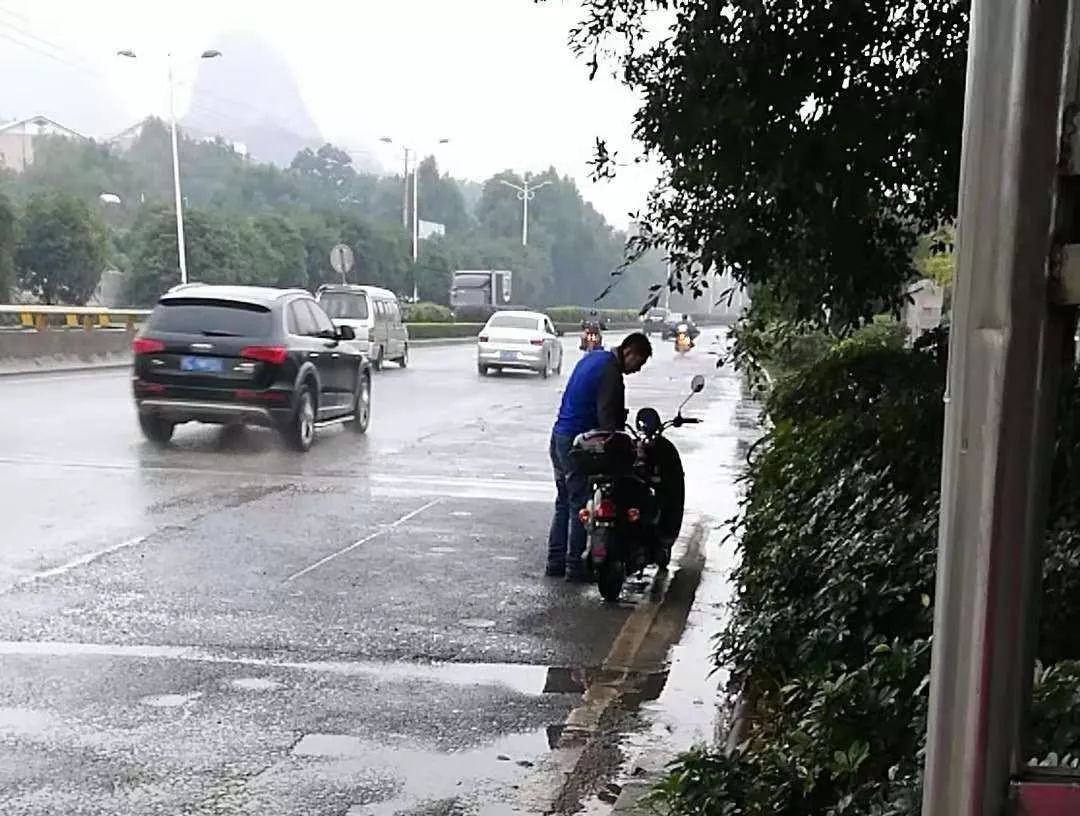6名摩友躲雨遭遇,避雨费风波的背后 6名摩友躲雨遭遇,避雨费风波的背后