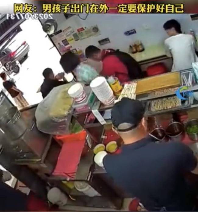 男子邀女子到家吃饭强抱对方被行拘，一堂关于尊重与界限的课