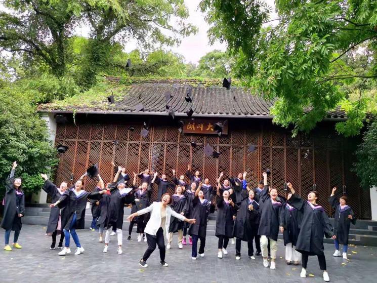 00后本科生抱儿子参加毕业典礼,时代新篇章的温馨瞬间 00后本科生抱儿子参加毕业典礼,时代新篇章的温馨瞬间
