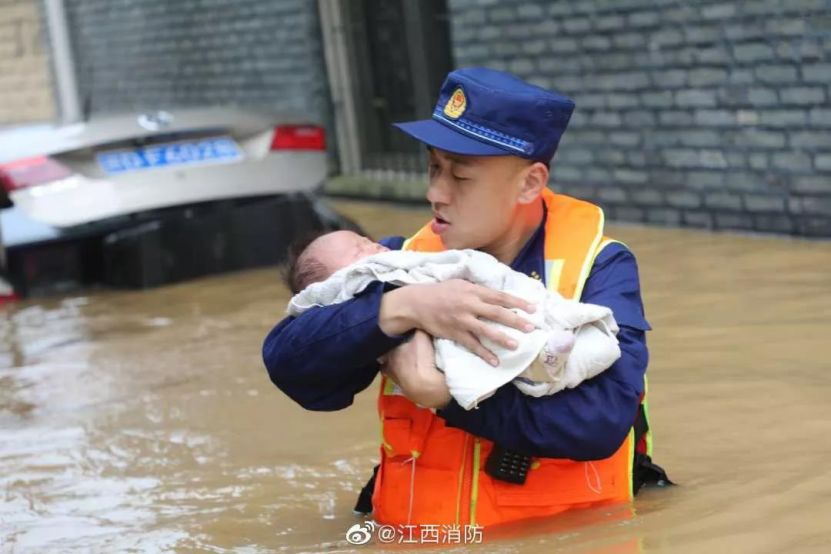 南宁洪流中的守护者,消防员双手稳托婴儿的温暖瞬间 南宁洪流中的守护者,消防员双手稳托婴儿的温暖瞬间