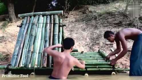 男子把桌子变竹筏,爱与智慧并存的非凡之举 男子把桌子变竹筏,爱与智慧并存的非凡之举